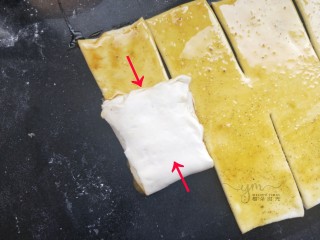 11、发面千层饼,然后再把两边的面片先后叠压在一起，重复往前折叠