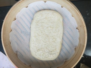 15、发面千层饼,放入笼屉，二次醒发20分钟。然后上锅蒸15分钟。蒸熟。