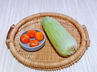 1、蛋黄焗玉米,准备食材，量可以根据需要增减。