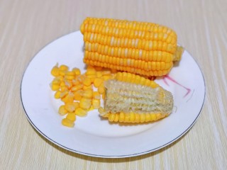 2、蛋黄焗玉米,首先处理玉米棒，去掉外皮，再把玉米棒掰开，将玉米粒搓下，可以先搓掉一排，接下来特别容易。