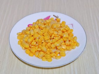 3、蛋黄焗玉米,一根玉米棒全部搓好啦，放旁边备用。
