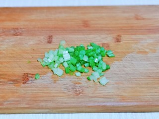 4、蛋黄焗玉米,香芹洗干净切丁。