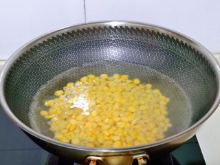 5、蛋黄焗玉米,玉米粒焯水，锅中加入水，玉米粒冷水下锅，大火烧开，转中火煮熟。