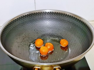 8、蛋黄焗玉米,起油锅，加入咸蛋黄，全程小火，用铲子切碎。