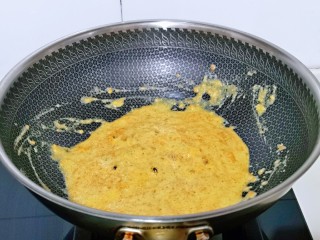 10、蛋黄焗玉米,小火炒至均匀。