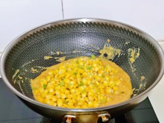 11、蛋黄焗玉米,再加入焯水的玉米粒，芹菜丁。