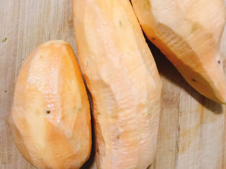 2、黑米红薯粥,红薯削皮