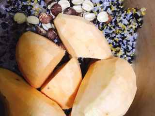 4、黑米红薯粥,红薯切成大块放入锅中