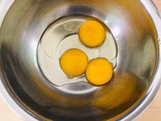 2、蛋黄小饼干,容器确保无水无油。