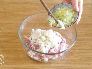 2、四喜丸子12m+宝宝辅食,接着，肉馅、马蹄和葱碎倒入碗中，放入盐、白胡椒、酱油、蚝油、香油调味~