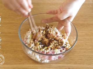 7、四喜丸子12m+宝宝辅食,顺时针搅拌均匀~