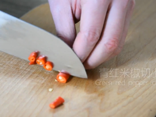 2、想保留最鲜美的滋味就这样吃——爆炒蛏子,青椒切丁、红青米椒切小圈