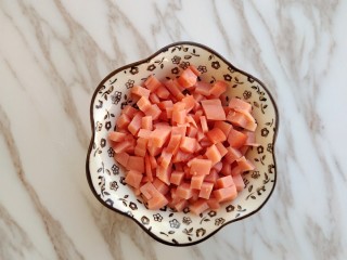 2、芝士火腿鸡蛋卷,火腿肠切丁