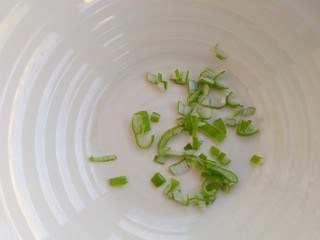 3、芝士火腿鸡蛋卷,切少许葱花