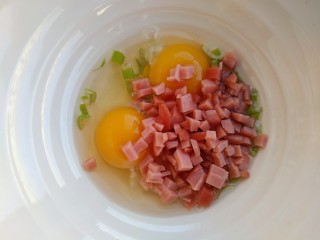 5、芝士火腿鸡蛋卷,放入火腿肠丁