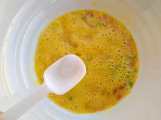 6、芝士火腿鸡蛋卷,放少许盐搅拌均匀