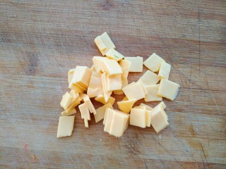 7、芝士火腿鸡蛋卷,芝士切小块