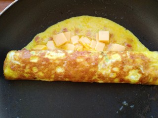 11、芝士火腿鸡蛋卷,把鸡蛋卷起来