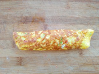 12、芝士火腿鸡蛋卷,小心烫哦，卷好取出