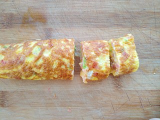 13、芝士火腿鸡蛋卷,切成段即可