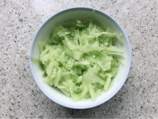 6、辅食计划+青瓜鸡肉粥,去皮好的青瓜抽丝