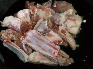 1、美味羊汤,羊排选用临沂山羊肉，一点膻味都没有，羊汤好不好，肉质最重要哦，切块，焯水，去除浮沫