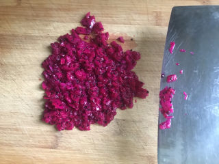 2、火龙果果冻,切一半,切碎