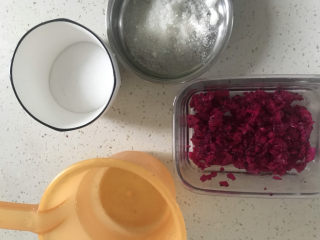 4、火龙果果冻,称好所需材料