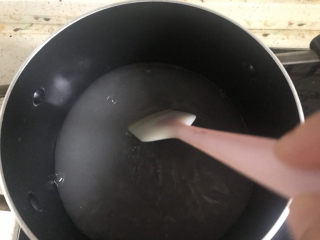 7、火龙果果冻,边煮边搅拌