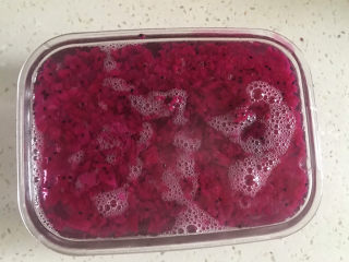 9、火龙果果冻,倒入模具内,搅拌均匀,自然冷却