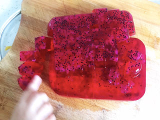 12、火龙果果冻,切成小方块