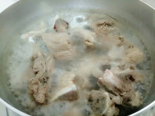 5、排骨薏米汤,将排骨煮开