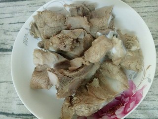 6、排骨薏米汤,掉水好的排骨洗掉一些骨啐