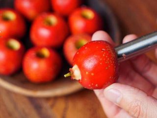 1、山楂排骨,把鲜山楂去核