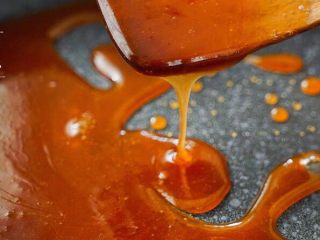 3、山楂排骨,锅中加入油，加入糖炒出糖色，加入煸好的肋排翻炒加入600m水、生抽2勺、蚝油1勺、去核的山楂5颗大火煮沸后，加盖转中火煮20分钟