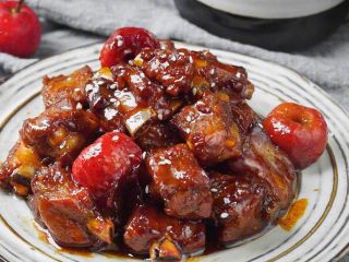 5、山楂排骨,收汁装盘，美味可口的排骨做好啦！下饭美味！