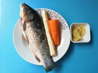 1、胡萝卜山药鲫鱼汤,食材准备:胡萝卜65克、山药50克、鲫鱼350克、姜片12克