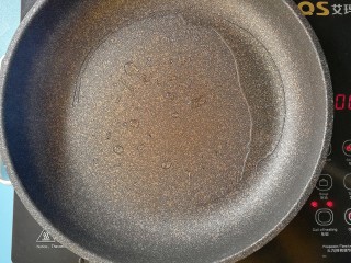 4、胡萝卜山药鲫鱼汤,起锅倒入黑芝麻牛油果油