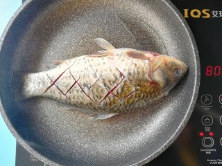 5、胡萝卜山药鲫鱼汤,放入鲫鱼小火慢慢煎，不要着急哦