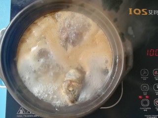 11、胡萝卜山药鲫鱼汤,煮开后将所有食材转入砂锅，中小火慢慢炖煮30分钟即可出锅