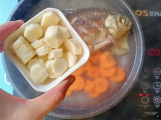 10、胡萝卜山药鲫鱼汤,倒入山药煮开