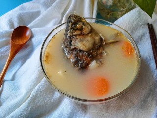 12、胡萝卜山药鲫鱼汤,出锅即可食用，奶色鲫鱼汤，营养满分