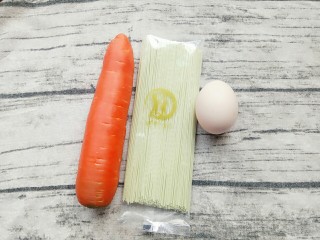 1、酱香炒面,准备好胡萝卜，黄瓜细面，鸡蛋
