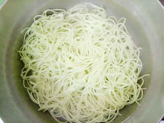 3、酱香炒面,煮熟后过一下冷水