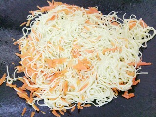 7、酱香炒面,再放入黄瓜细面翻炒几下