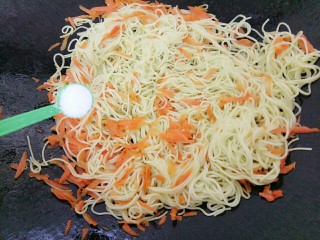 8、酱香炒面,加入盐翻两下