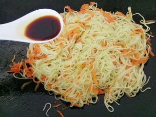 9、酱香炒面,最后加入酱油再翻几下就可以了