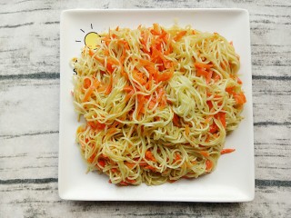 10、酱香炒面,炒好的面装盘子