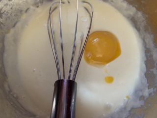 7、入口即化日式轻乳酪蛋糕,加蛋黄