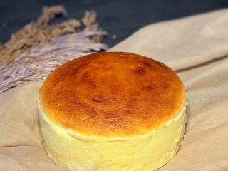 22、入口即化日式轻乳酪蛋糕,烤箱最低下放一盘热水预热烤箱180度30分钟